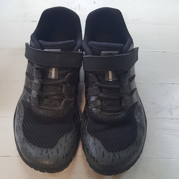 Like New.  Boys sneakers - Picture 3 of 4